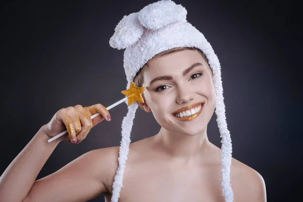 Mujer alegre posando con piruleta — Foto de Stock