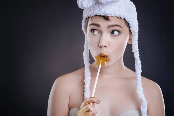 Agradable mujer alegre lamiendo piruleta —  Fotos de Stock