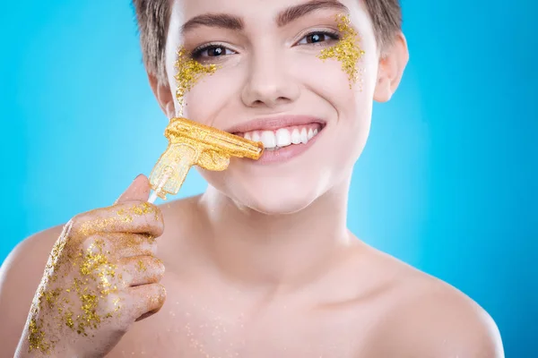 Mulher alegre comendo pirulito — Fotografia de Stock