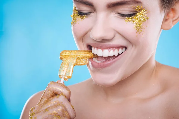 Delighted smiling woman eating lollipop — Stock Photo, Image