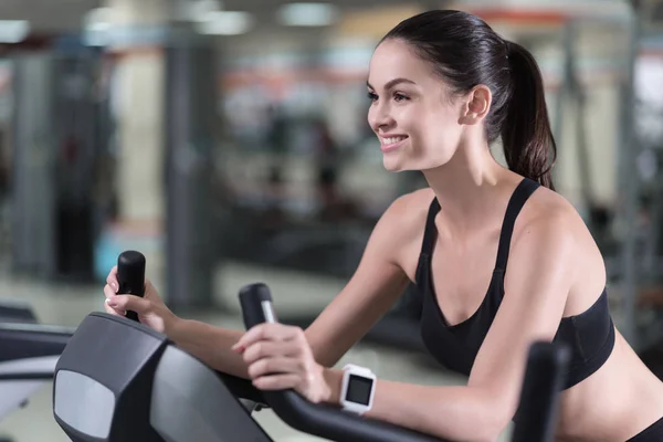 Sonriente mujer corriendo en una cinta de correr — Foto de Stock