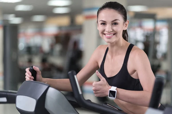 Щаслива жінка тренується в спортзалі — стокове фото