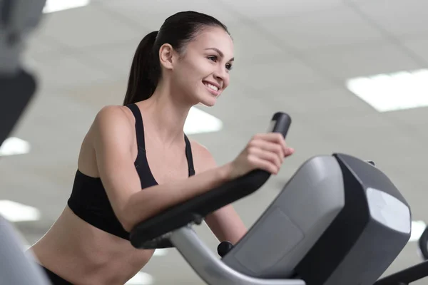 Deleitado entrenamiento de niña en una cinta de correr . —  Fotos de Stock