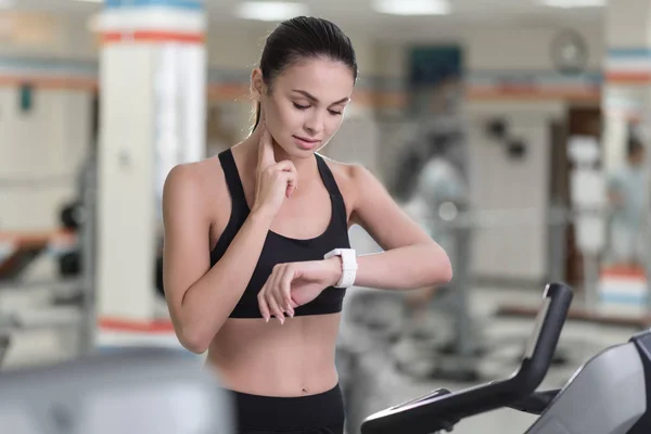 Frau kontrolliert nach dem Training ihren Puls. — Stockfoto