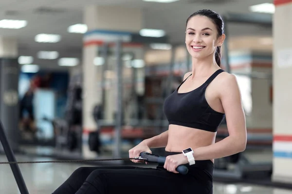 Souriante fille ayant un entraînement — Photo