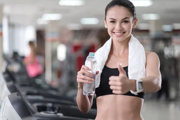 Mutlu kız rahatlatıcı bir spor salonunda eğitimden sonra — Stok fotoğraf