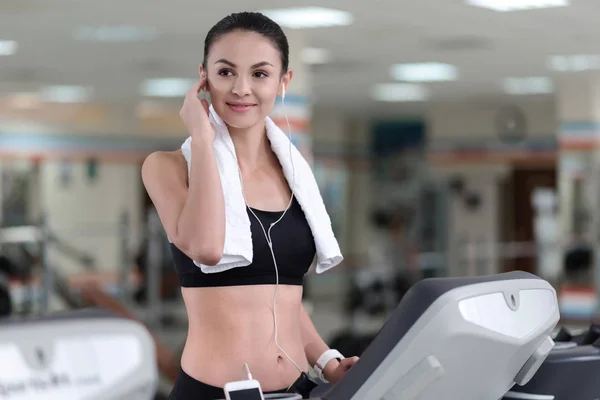 Hermosa chica escuchando música durante el entrenamiento — Foto de Stock