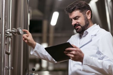 Bira fabrikasında çalışan yakışıklı adam