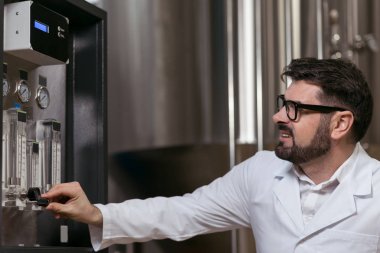 Bira mekanizmasını kullanarak adam konsantre