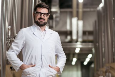 Gülümseyen adam mekanizmaları bira ile poz