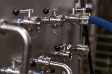 Fabrika üzerinde kullanılan regülatörü, yakın çekim