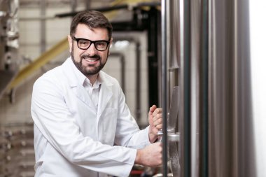 Çok memnun adam bira fabrikası üzerinde çalışma