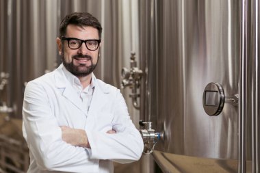 Mutlu adam fabrika bira poz