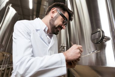 Gülümseyen adam bira fabrikası'nda notlar