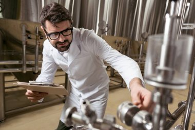 Yakışıklı adam bira mekanizması kontrol