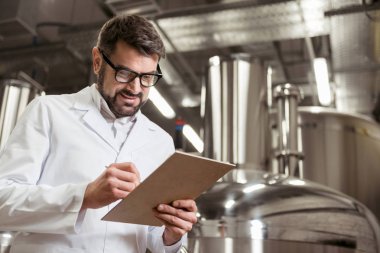 Gülümseyen adam bira fabrikası'nda notlar