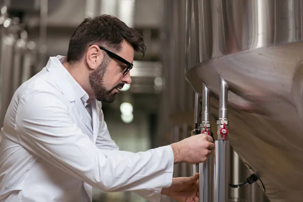 Концентрований чоловік працює пивоваром — стокове фото
