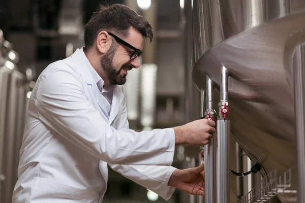 Handsome man using brewing machine — Stock Photo, Image