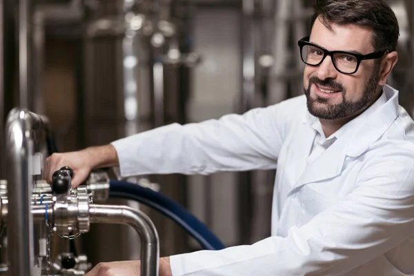 Щасливий чоловік позує в пивоварні — стокове фото