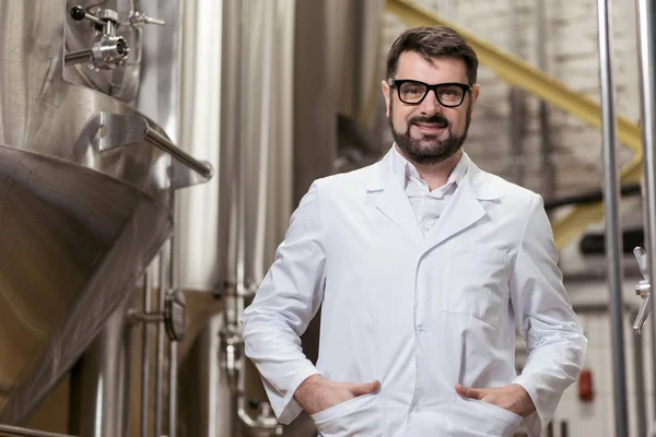 Dolblij man poseren op een bier fabriek — Stockfoto