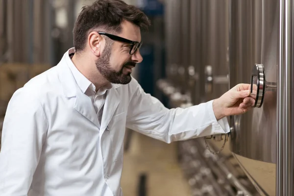 Concentrated man pressing a button on brewing mechanism — Stock Photo, Image