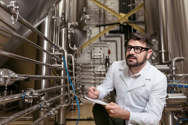 Зачарований чоловік сидить на заводі пива — стокове фото
