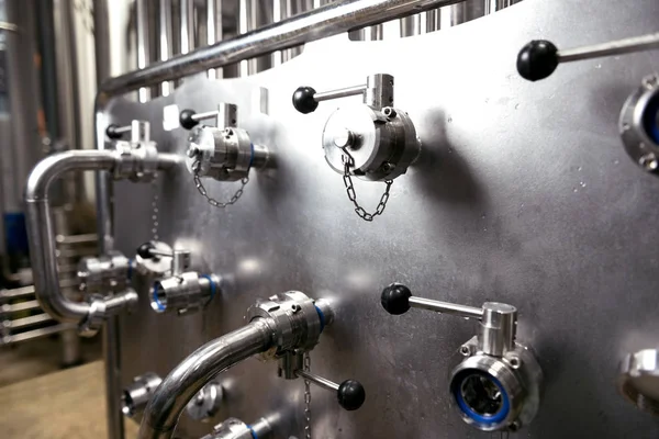 Close up de reguladores e tubos em cervejaria — Fotografia de Stock