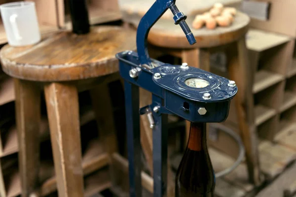 Primo piano della bottiglia di alcol sigillata — Foto Stock