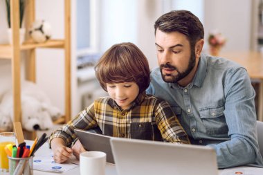 Baba bir şey tablet üzerinde gösterilen