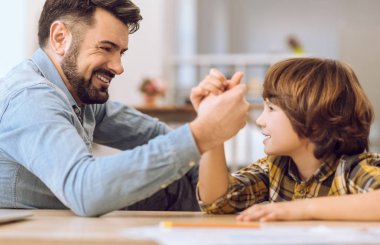 İki akrabaları rahat kıyafetler bilek güreşi