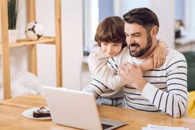 Küçük çocuk, babasının okşama