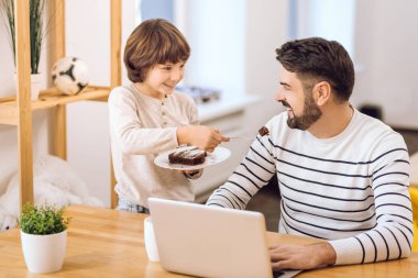 Mutlu çocuk ve adam zevki ile vakit