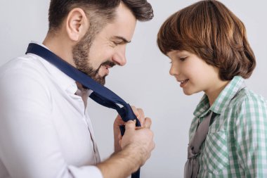 Küçük çocuk kravat arıyorum portresi