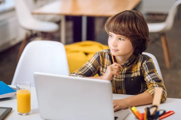 Kleiner Junge blickt in die Ferne. — Stockfoto