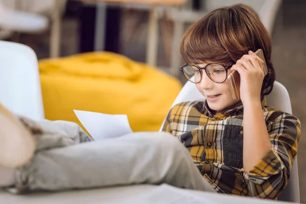 Chłopiec trochę zachwycony trzymając telefon. — Zdjęcie stockowe