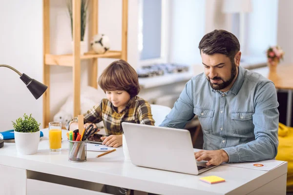 Harmonie zwischen Vater und Sohn beim Spielen — Stockfoto