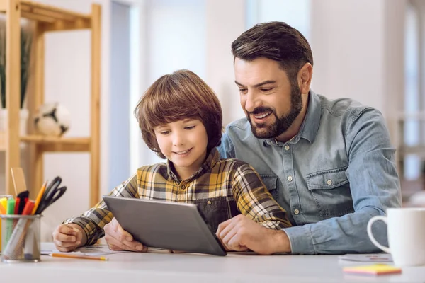 Mutlu adam resmi tablet üzerinde gösterilen