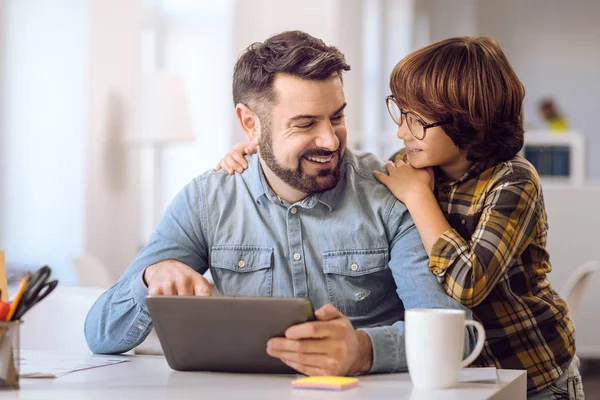 Küçük çocuk çok mutlu babası üzerinde seyir