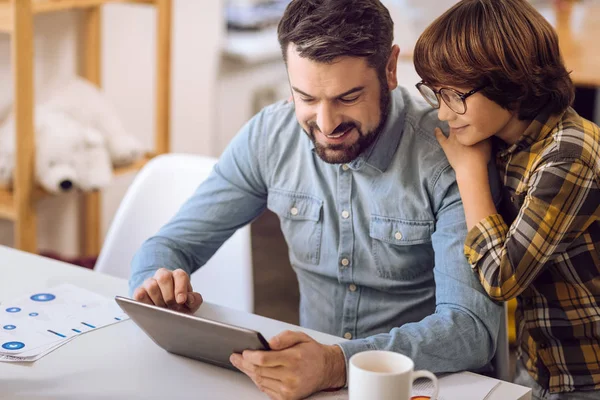 Mutlu çocuk babasının omzuna yaslanmış