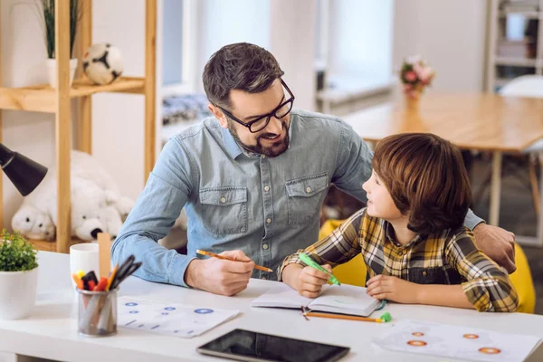 Hombre guapo haciendo tareas con su hijo —  Fotos de Stock