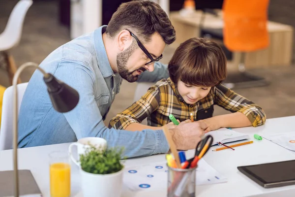 Chico encantado haciendo la tarea — Foto de Stock