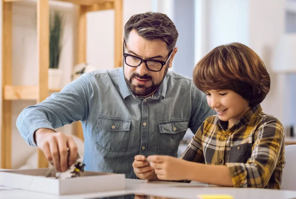 Vader en zoon tafelspel voorbereiden — Stockfoto