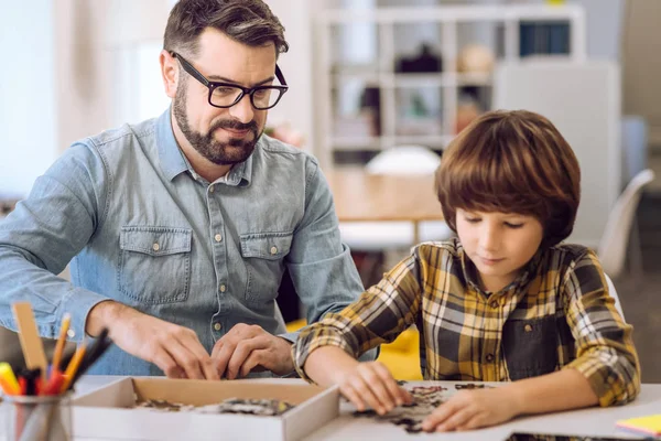 Dos mejores amigos jugando con rompecabezas — Foto de Stock