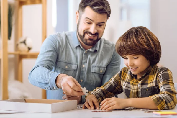 Gelukkig vader en zoon spelen tafelspel — Stockfoto