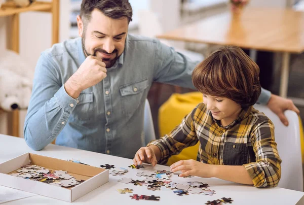 Amizade entre pai e filho enquanto brincava — Fotografia de Stock