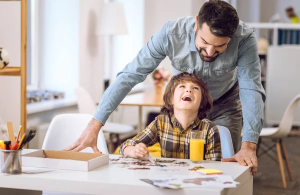 Gelukkig lachend jongen zijn hoofd omhoog te houden — Stockfoto