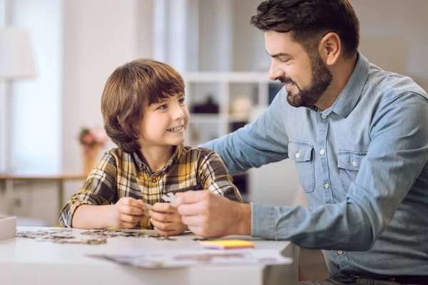 Gelukkig lachend jongen zijn vader kijken — Stockfoto