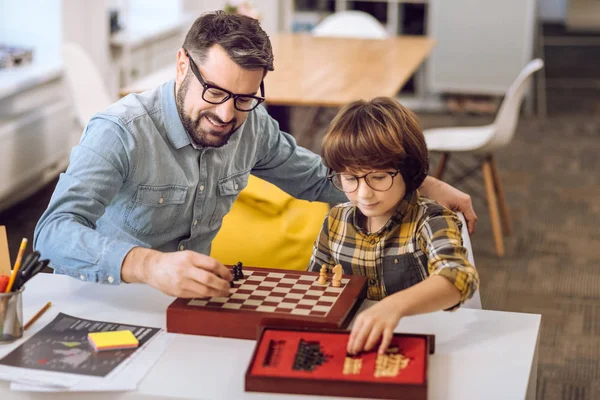 Mutlu oğul ve baba satranç masanın üzerinde döşeme — Stok fotoğraf