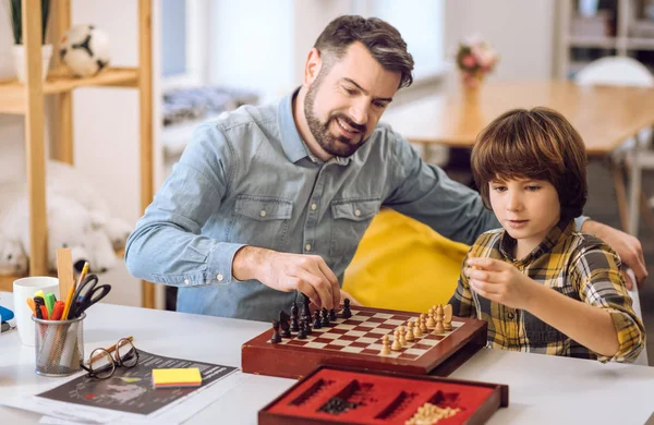 Satranç oynamayı olumlu memnun arkadaşlar