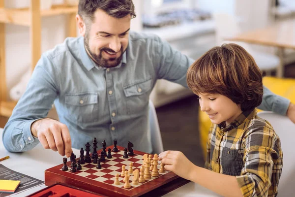 Alegre padre mientras se siente la suerte — Foto de Stock